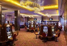 မြန်မာ Slots ကစားသမား mobile ဖုန်းဖြင့် spinning reels ကြည့်နေသောမြင်ကွင်း